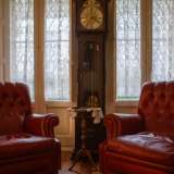 Nelle sale fanno bella mostra poltrone, un orologio a pendolo...